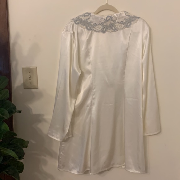 Victoria Secret White Robe w/ Lace - Picture 5 of 5
